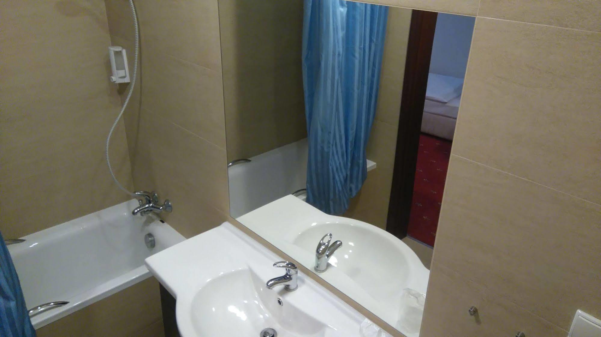 Hotel San Remo Zgierz Extérieur photo